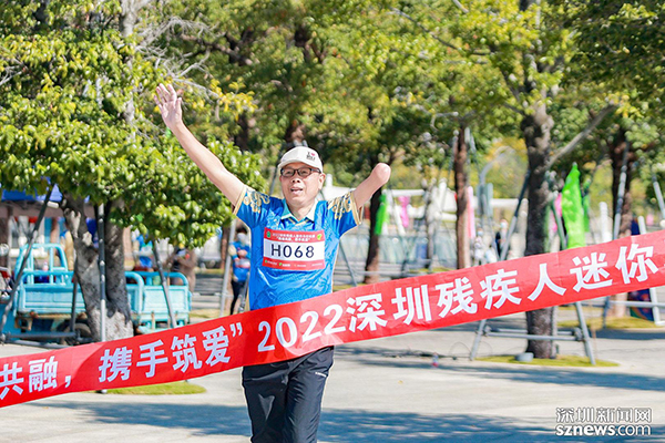 参赛选手努力奔跑中。.jpg