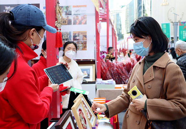 深圳迎春花市上，这个鱼皮浮雕画摊位引众人围观2.jpg