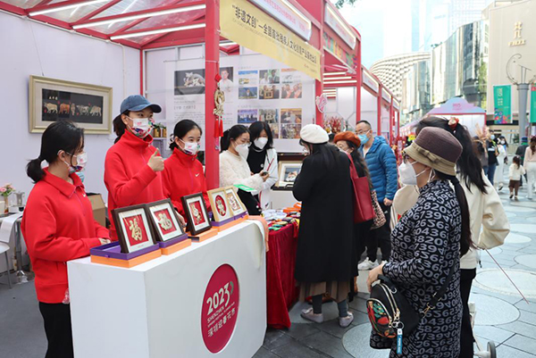 深圳迎春花市上，这个鱼皮浮雕画摊位引众人围观4.jpg