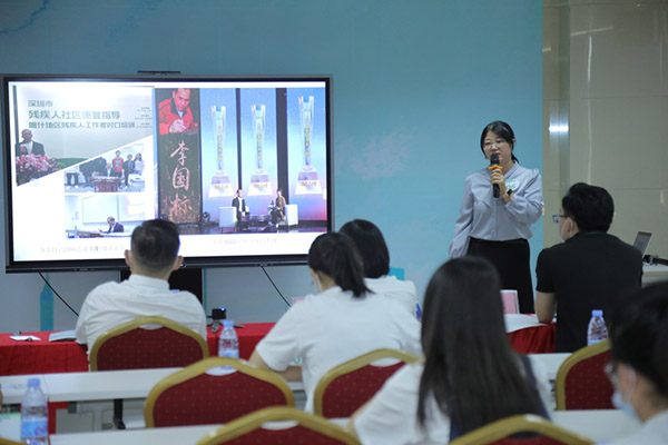 龙岗区两名残疾人服务机构人员获得“深圳市残疾人职业指导模范”称号.jpg