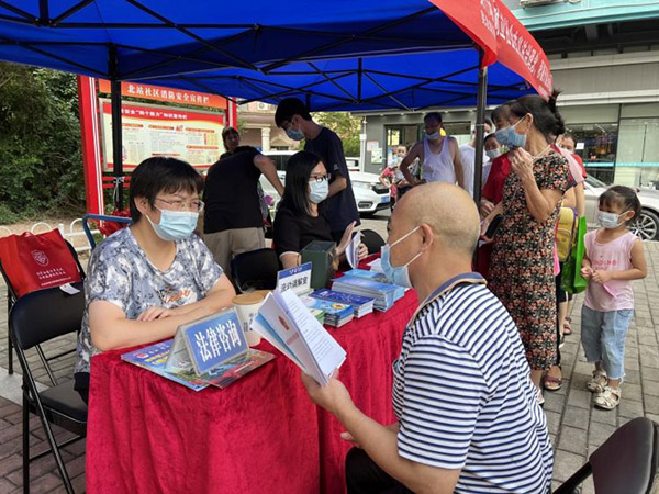 让法律援助惠及困难群众，龙华区民治街道开展法援宣传月系列活动2.jpg