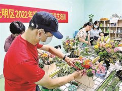 花艺老师教残友插花新技能